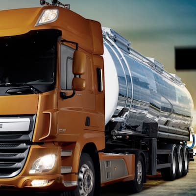 Camion-citerne en inox pour le transport des eaux-de-vie.